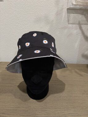 Alice + Olivia Women's Reversible Daisy Print Bucket Hat
